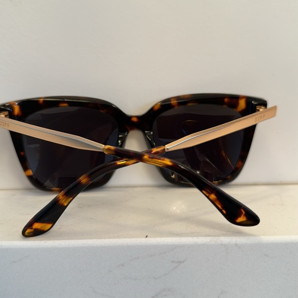 Gorgeous sunglasses! - Picture 2 of 4